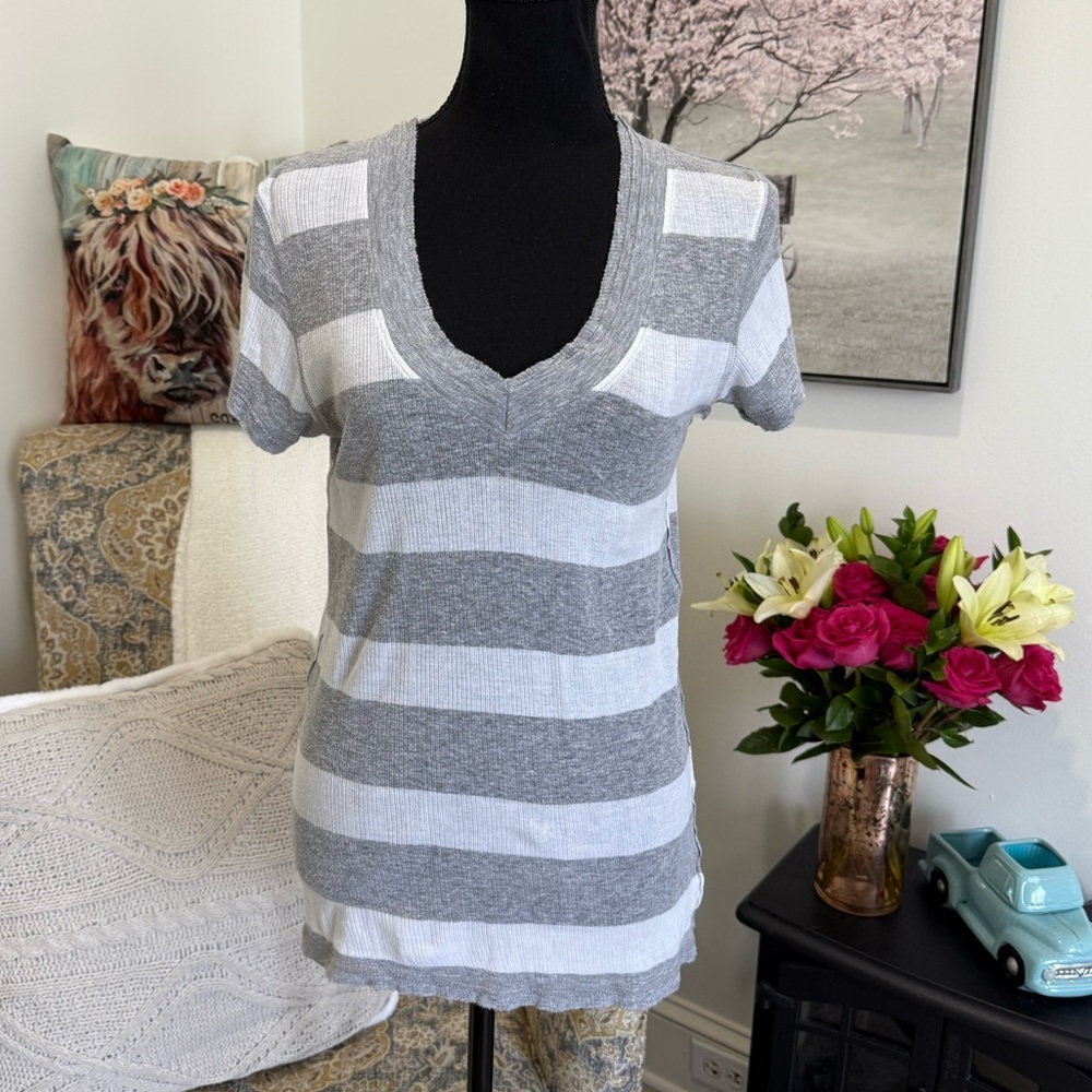 Rue21 Gray and White Fitted Short Sleeve Tee